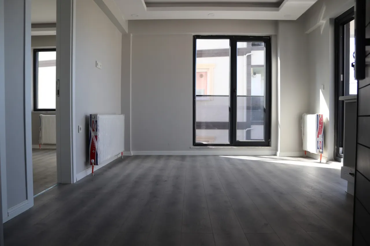 GELİBOLU’NUN EN GÖZDE LOKASYONLARINDAN BİRİNDE  ÖN CEPHE SIFIR  1+1   53 m² SATILIK DAİRE - görsel 2