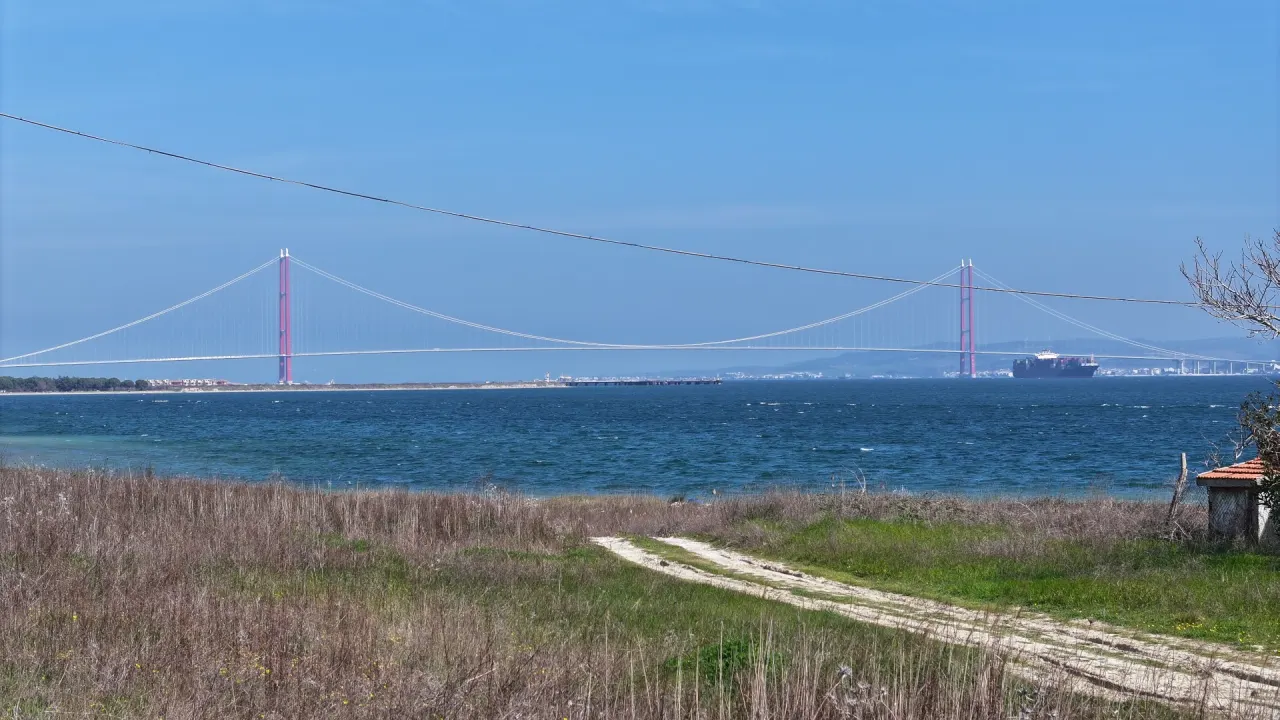 ÇANAKKALE GELİBOLU SÜTLÜCEDE KÖPRÜ VE DENİZ MANZARALI 516m2 ARSA - görsel 12