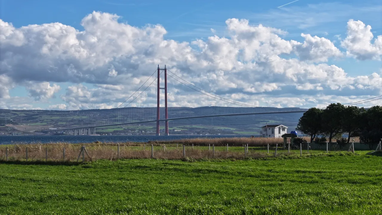 ÇANAKKALE GELİBOLU SÜTLÜCE'DE KÖPRÜ MANZARALI 929m2 TARLA - görsel 11