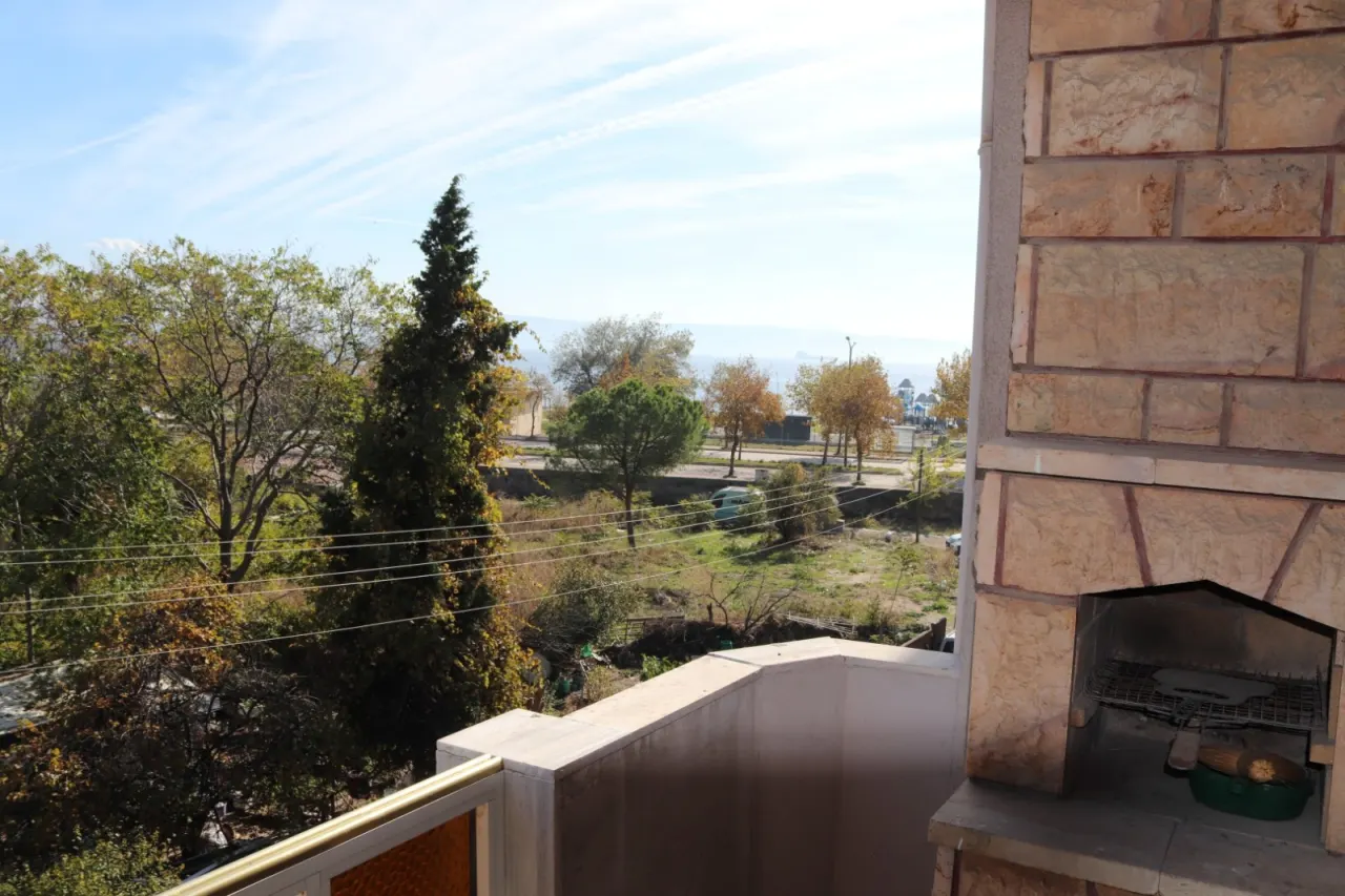 🏡 BAKONUNUNDAN KISMEN DENİZ MANZARALI 2+1 SATILIK DAİRE - görsel 2