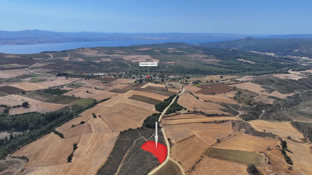 ÇANAKKALE GELİBOLU PAZARLI'DA KÖYE YAKIN MESAFEDE 2,050m2 TARLA