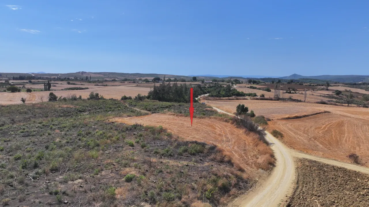 ÇANAKKALE GELİBOLU PAZARLI'DA KÖYE YAKIN MESAFEDE 2,050m2 TARLA - görsel 2