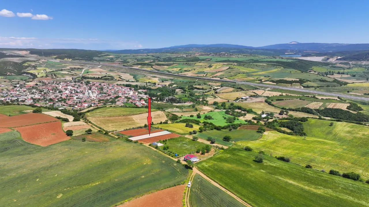ÇANAKKALE GELİBOLU YÜLÜCEDE KÖYE YAKIN KONUMDA 608m2 TARLA