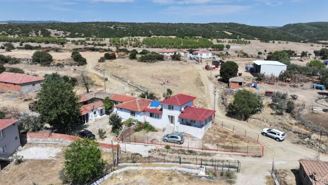 GELİBOLU YÜLÜCEDE 258m² ARSA İÇİNDE BAHÇELİ MÜSTAKİL KÖY EVİ